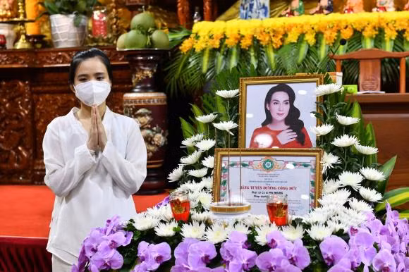 Quỳnh Trang - con gái nuôi của Phi Nhung đại diện gia đình gửi lời cảm ơn đến Hội Phật giáo Việt Nam và các y bác sĩ đã nhiệt tình cứu chữa cho mẹ nuôi trong những ngày qua.