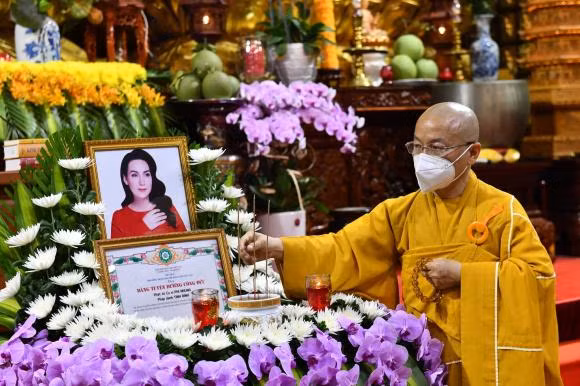 Các sư thầy chuẩn bị cho nghi thức cầu siêu mong vong linh ca sĩ Phi Nhung được an nghỉ.