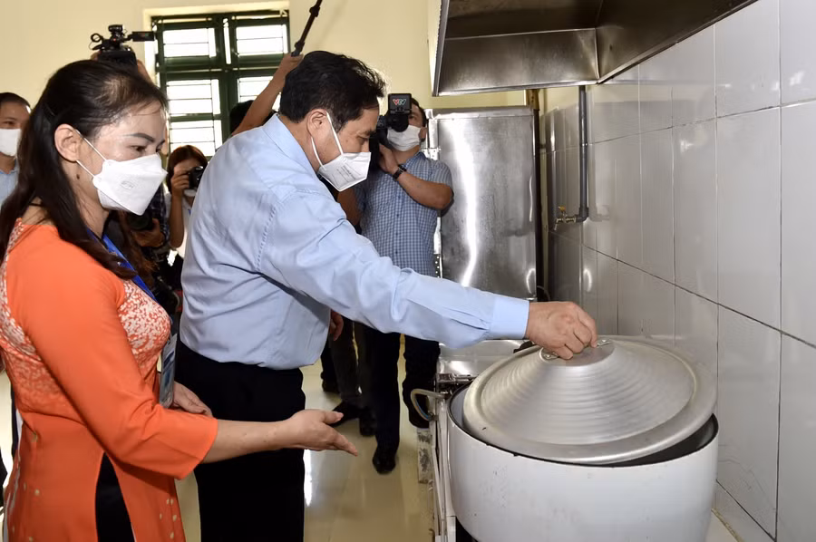 Thủ tướng Chính phủ Phạm Minh Chính đích thân kiểm tra bếp ăn của các em học sinh.