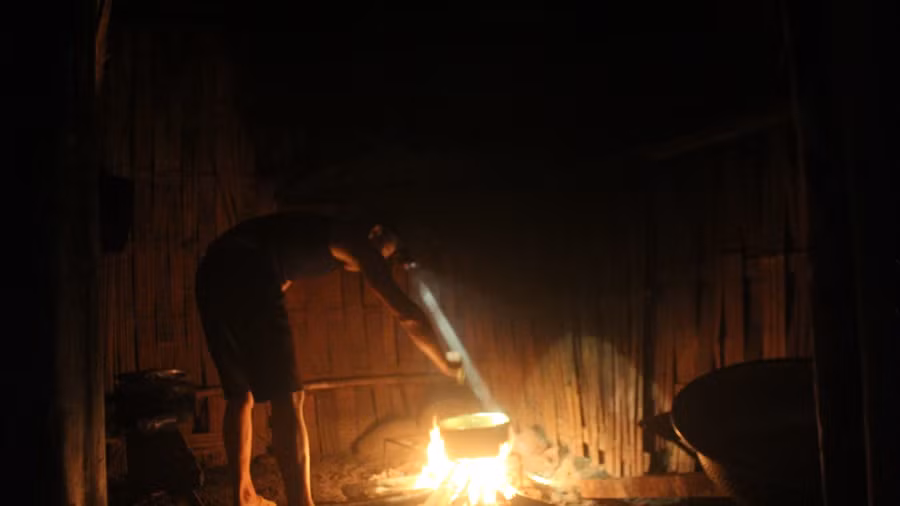 Không có điện chiếu sáng nên mọi sinh hoạt của thầy cô rất bất tiện.