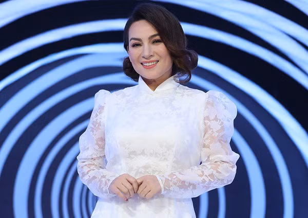 Nữ ca sĩ Phi Nhung bị mắc Covid-19 và đang được điều trị tích cực.
