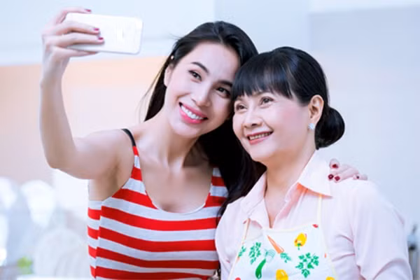 Nữ ca sĩ Thủy Tiên và mẹ ruột.