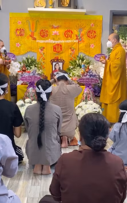 Lễ cầu siêu cho Phi Nhung được tổ chức tại nhà riêng.