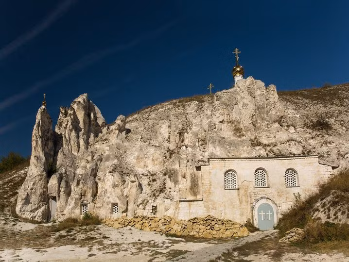 Độc đáo tòa nhà cổ như được "tạc" vào trong núi ảnh 2