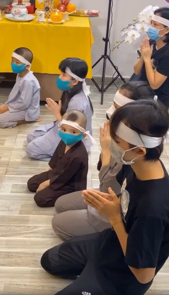 Hồ Văn Cường và mẹ ruột để tang cho Phi Nhung.