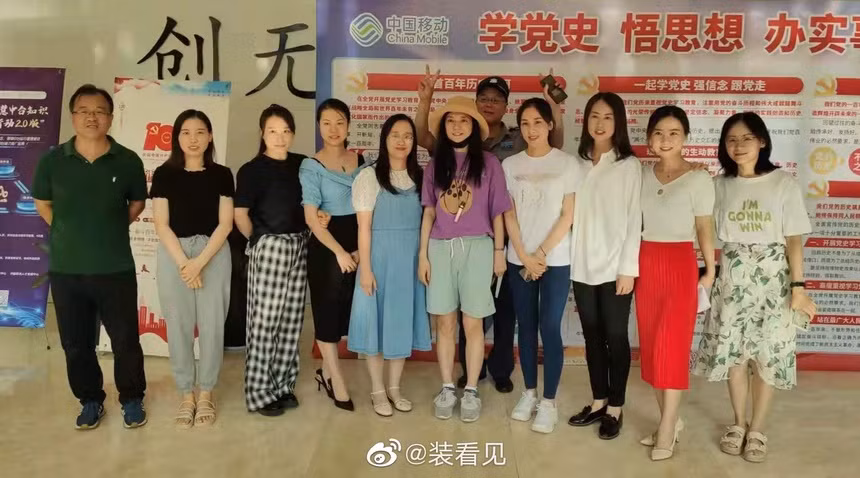 Triệu Vy bất ngờ xuất hiện tại quê nhà sau khi bị tẩy chay. Ảnh: Weibo.