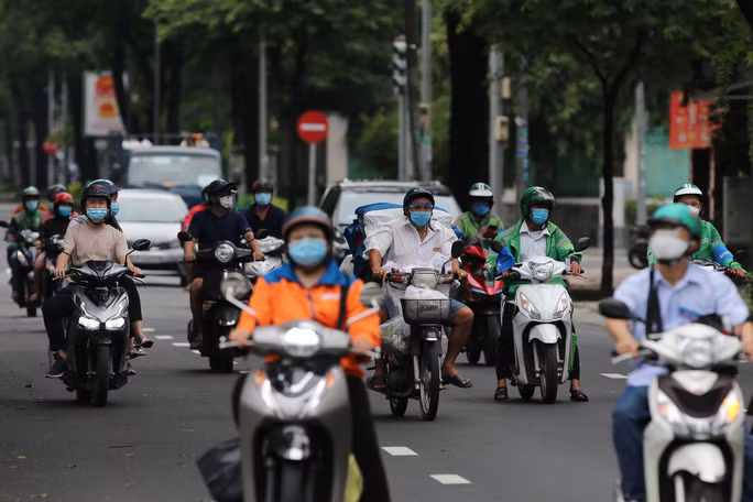 Người dân TP Hồ Chí Minh bắt đầu ra đường đông hơn. (Ảnh: NLĐ).