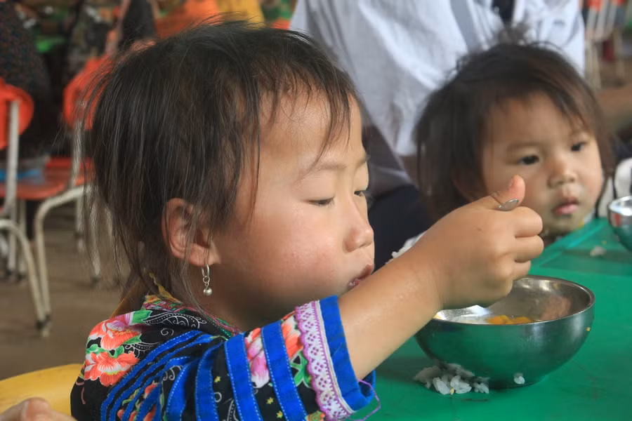 Đến trường các con được ăn cơm có thịt, cá, trứng. Mô hình bữa ăn bán trú có sự đóng góp và nỗ lực rất lớn của giáo viên, nhà trường.