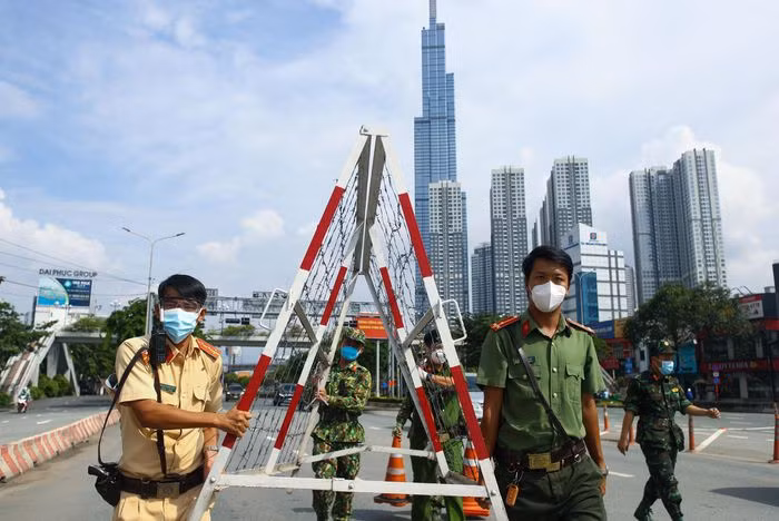 TP. Hồ Chí Minh tiếp tục duy trì 12 chốt kiểm soát ra vào thành phố và 39 chốt tại nơi giáp ranh với các tỉnh. Lực lượng chức năng tại các chốt kiểm soát tiếp tục kiểm tra xe và người bằng mã QR và công cụ nhận diện. (Ảnh: Zing).