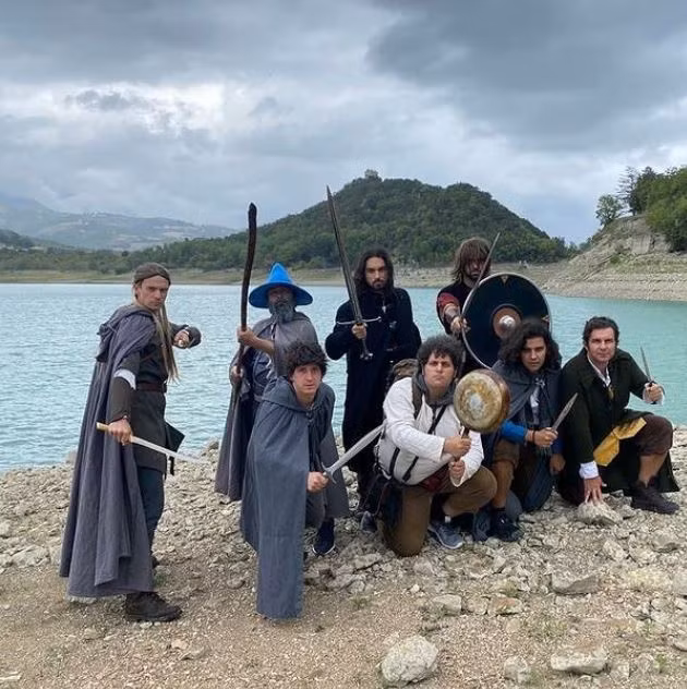 Người đàn ông chi hết gia sản để được sống như người lùn Hobbit ảnh 3