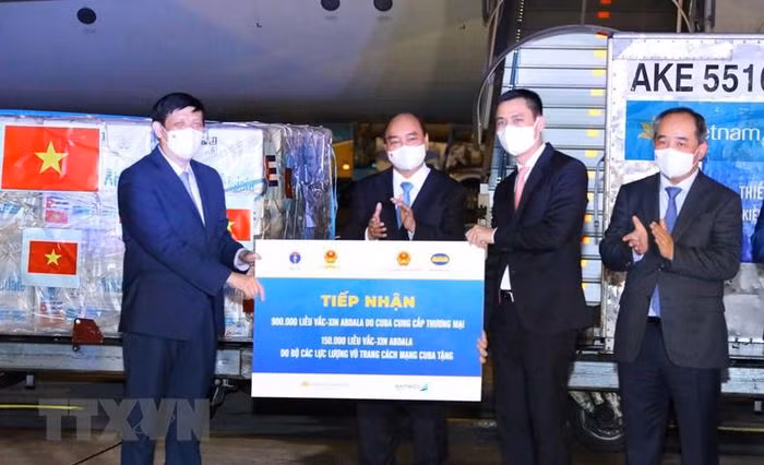 Chủ tịch nước Nguyễn Xuân Phúc chứng kiến lễ tiếp nhận tượng trưng 1,05 triệu liều vắc xin Abdala của Cuba. (Ảnh: Nguyễn Điệp/TTXVN).