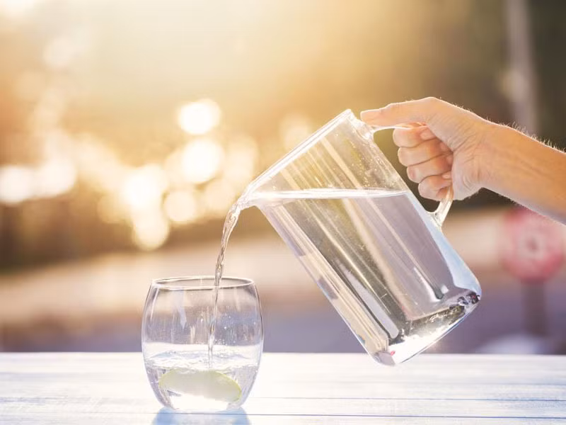 Nên uống nhiều nước khi bị viêm thanh quản