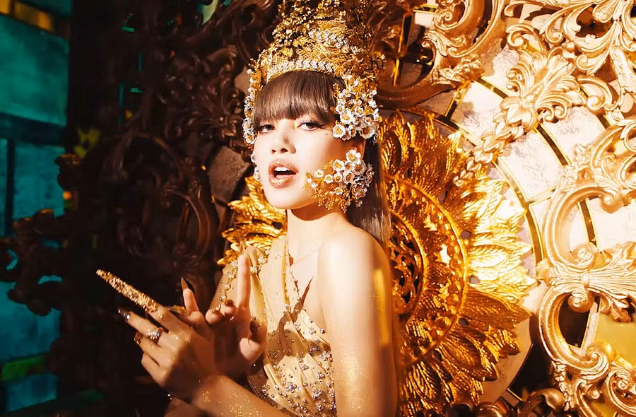 Tạo hình của Lisa trong MV LALISA.