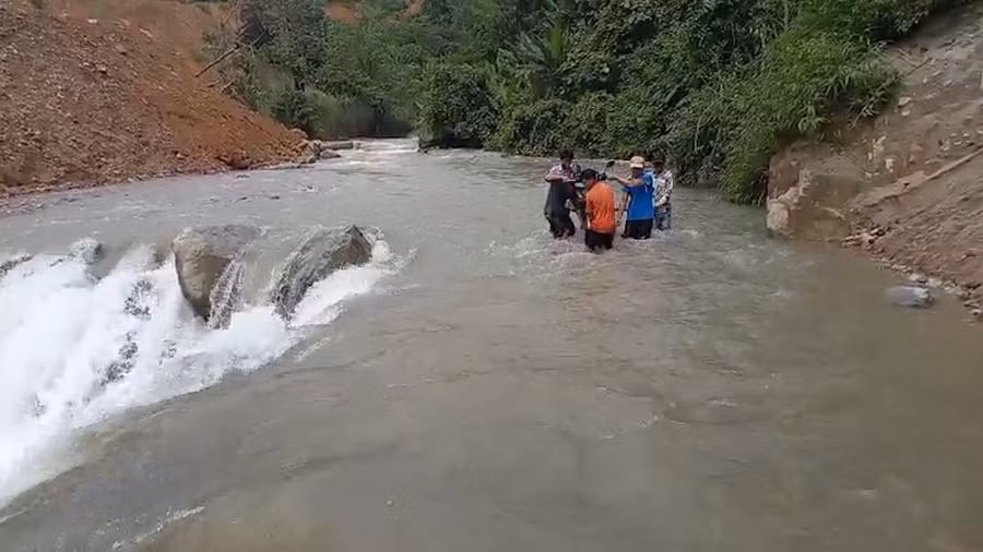 Con đường đến điểm trường Nậm Dính phải qua một con suối, mùa mưa, nước lũ dâng cao quá đầu người lớn, trẻ không thể đi học được.