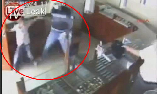 Cau be dung cam giat phang cay sung trong tay cuop