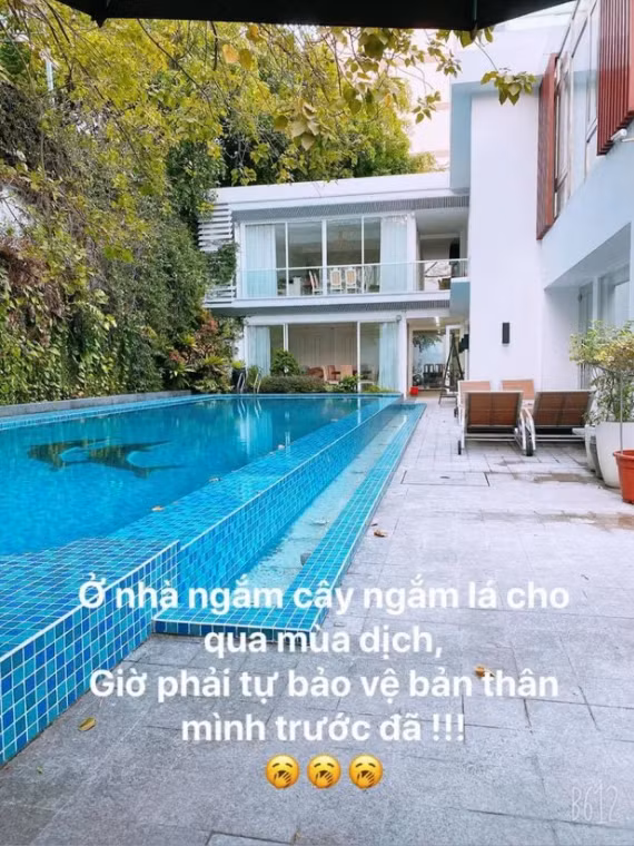 Bể bơi sân sau biệt thự từng được Phan Thành khoe hồi năm 2020.