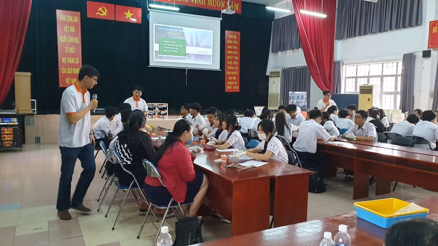 Học sinh Trường THPT Lê Thánh Tôn, Quận 7 trong chuyên đề "Ươm mầm tinh thể-Kết nối yêu thương"