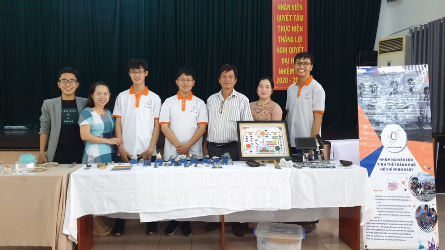 Cô Lê Thị Tuyền (thứ hai từ phải qua) cùng nhóm nghiên cứu tinh thể học