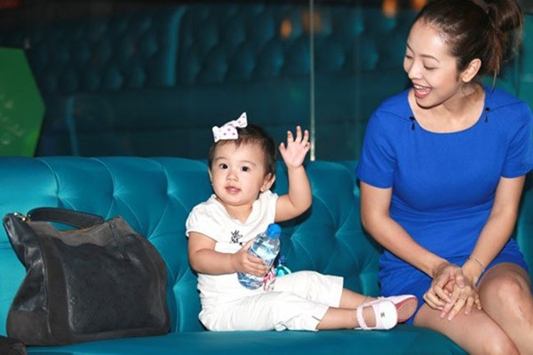Vẻ thơ ngây đáng yêu của con gái Jennifer Phạm 4 Vẻ thơ ngây đáng yêu của con gái Jennifer Phạm 4