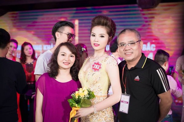 Thân thế ít biết của tân Hoa hậu Nguyễn Cao Kỳ Duyên ảnh 6 Kỳ Duyên là con gái út của 1 gia đình khá giả. Cô thừa hưởng chiều cao khủng từ cha mẹ và anh trai. Bố mẹ Kỳ Duyên sở hữu studio áo cưới có tiếng của thành phố Nam Định. Mẹ cô là chuyên gia trang điểm, còn bố cô là thợ chụp ảnh chính của studio.