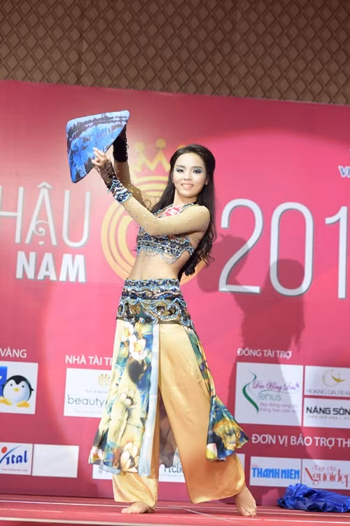 Nhìn thân hình thon gọn, hấp dẫn của Kỳ Duyên, ít ai biết rằng cô đã từng khổ sở với cân nặng 70kg. Tuy nhiên, đó là câu chuyện của năm cô nàng học lớp 10. Với quyết tâm dự thi Hoa hậu Việt Nam, Kỳ Duyên đã tập luyện để giảm 14kg chỉ trong 3 tháng hè.