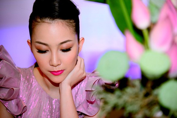 Bộ váy Linh Nga diện có phần cúp ngực khá rộng so với vòng ngực nhỏ của cô, lại không có dây quai khiến nó trở nên “nguy hiểm” đến chủ nhân. Sau tai nạn trên sàn diễn, Linh Nga khóc khá nhiều. Bộ váy Linh Nga diện có phần cúp ngực khá rộng so với vòng ngực nhỏ của cô, lại không có dây quai khiến nó trở nên “nguy hiểm” đến chủ nhân. Sau tai nạn trên sàn diễn, Linh Nga khóc khá nhiều.
