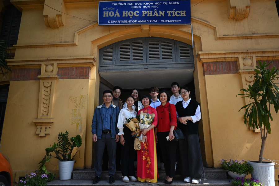 PGS.TS Nguyễn Thị Ánh Hường (áo sẫm) bên đồng nghiệp và học trò.