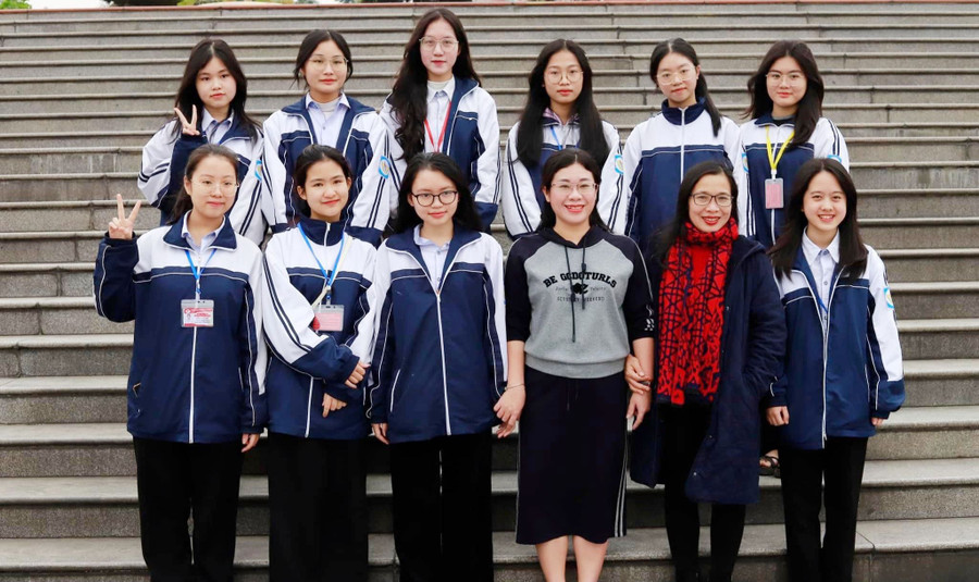 Đội tuyển dự thi học sinh giỏi quốc gia môn Ngữ văn của Trường THPT chuyên Phan Bội Châu (Nghệ An). Ảnh: NTCC Đội tuyển dự thi học sinh giỏi quốc gia môn Ngữ văn của Trường THPT chuyên Phan Bội Châu (Nghệ An). Ảnh: NTCC