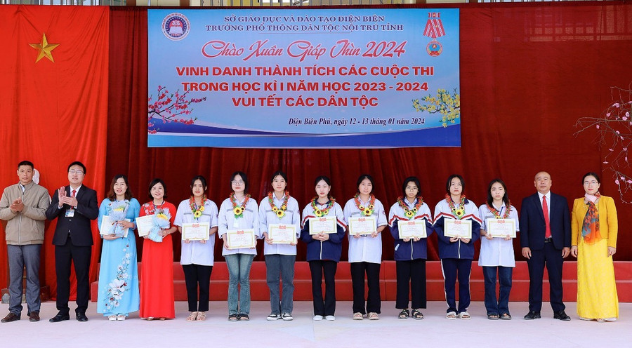 Em Lường Thị Kim Duyên (đứng thứ 8 từ trái sang) - học sinh lớp 12C3, Trường PTDTNT tỉnh Điện Biên (Điện Biên). Ảnh: NTCC Em Lường Thị Kim Duyên (đứng thứ 8 từ trái sang) - học sinh lớp 12C3, Trường PTDTNT tỉnh Điện Biên (Điện Biên). Ảnh: NTCC