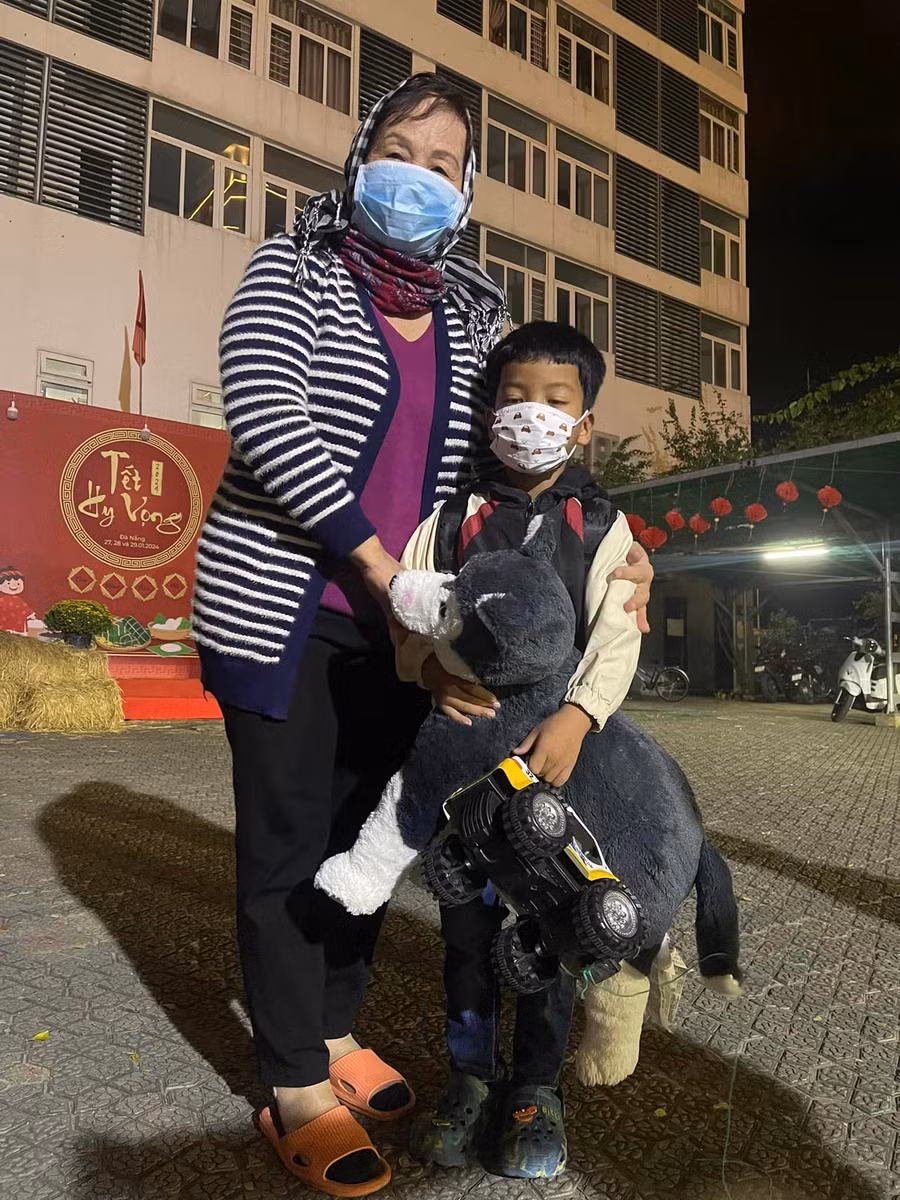 Hành trang về quê đón Tết của em Mấu Quốc Sa. Ảnh: NTCC