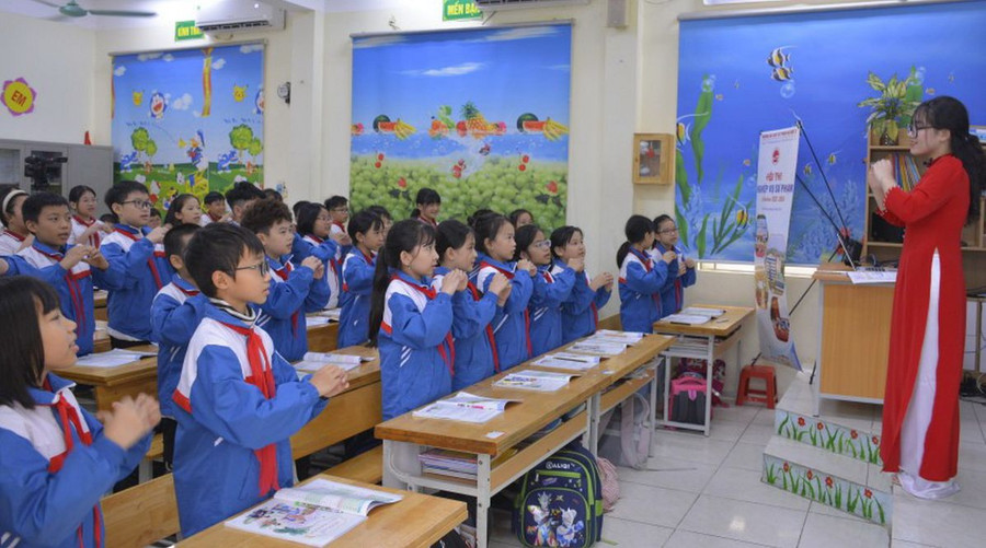 Sinh viên Trường ĐH Sư phạm Hà Nội 2 trong phần thi dạy học tại Trường Tiểu học Xuân Hòa (Phúc Yên, Vĩnh Phúc). Ảnh: NTCC