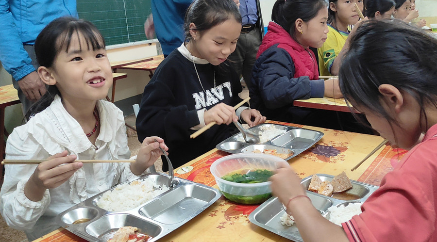 Giờ ăn cơm bán trú của học sinh Trường Tiểu học Quang Chiểu 2, huyện Mường Lát. Ảnh: NTCC Giờ ăn cơm bán trú của học sinh Trường Tiểu học Quang Chiểu 2, huyện Mường Lát. Ảnh: NTCC