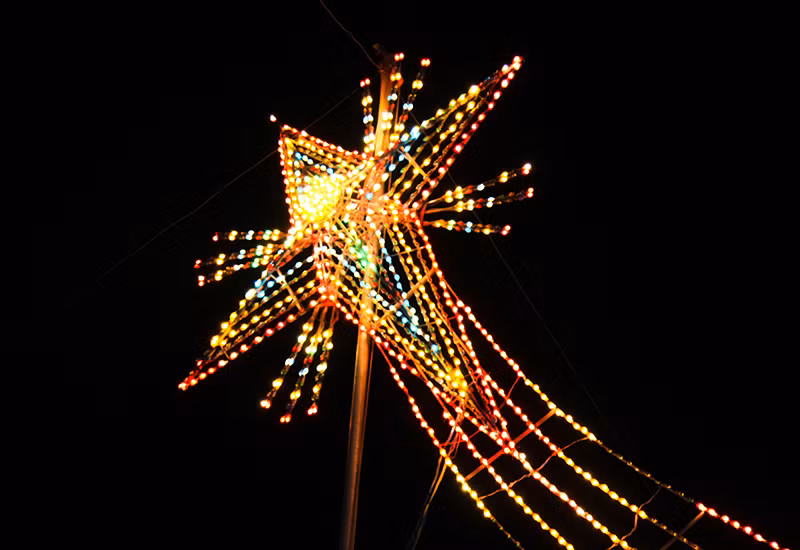 Ngôi sao lấp lánh được trang trí công phu, treo ở vị trí cao nhất, trang trọng nhất tại nhà thờ