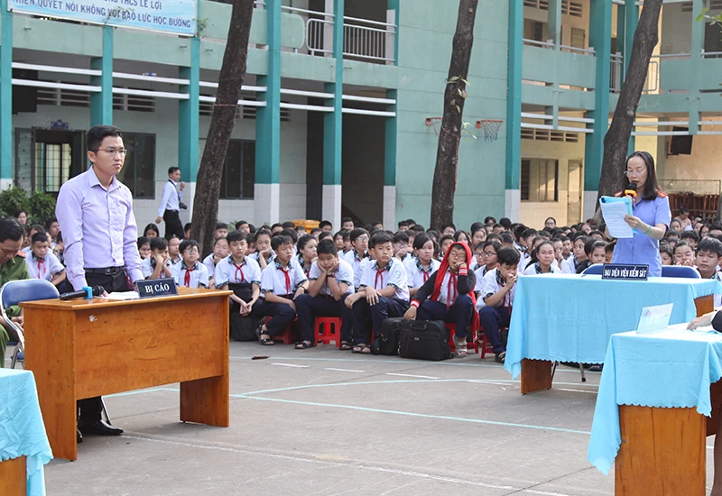 Học sinh chăm chú theo dõi phiên tòa giả định 