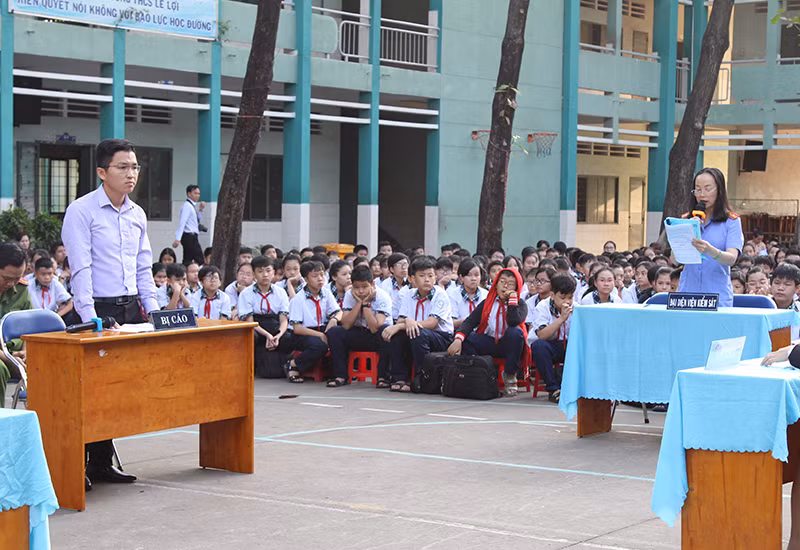 Học sinh chăm chú theo dõi phiên tòa giả định 