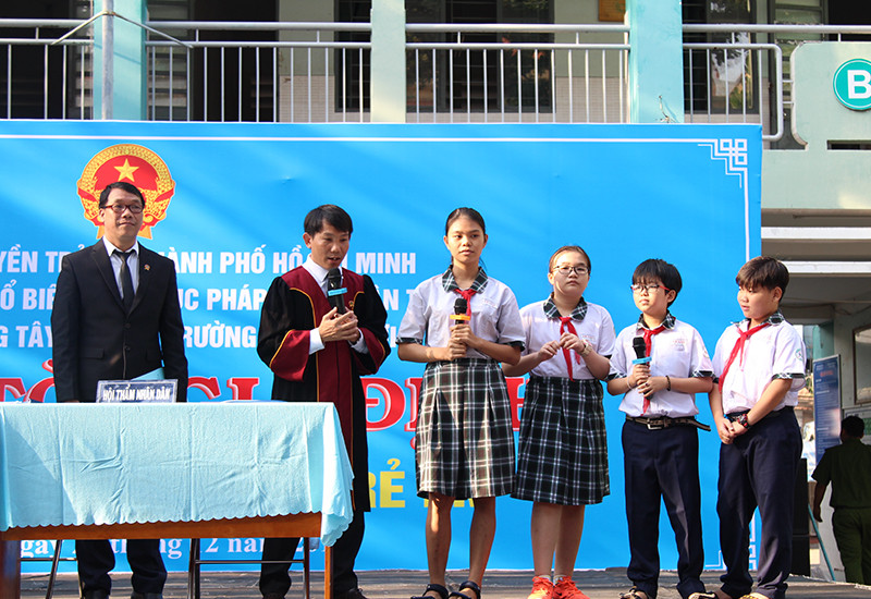 Học sinh đặt một số câu hỏi sau khi phiên tòa kết thúc