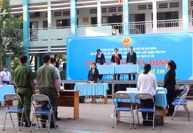 Phiên tòa giả định dựa trên một bản án có thật, được các luật sư biên tập lại về tên, địa chỉ... Phiên tòa giả định dựa trên một bản án có thật, được các luật sư biên tập lại về tên, địa chỉ...