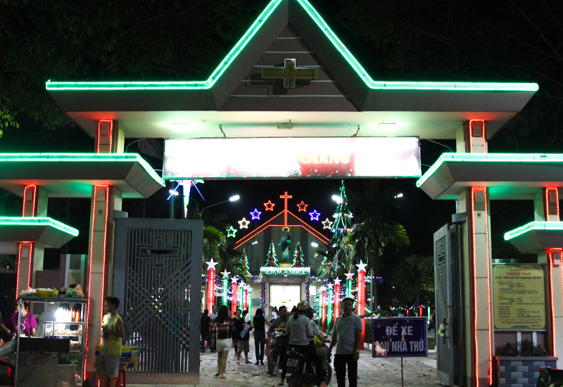 Nhiều nhà thờ như được khoác một màu áo mới, lấp lánh và nổi bật hơn rất nhiều