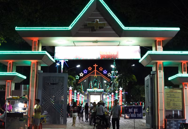 Nhiều nhà thờ như được khoác một màu áo mới, lấp lánh và nổi bật hơn rất nhiều