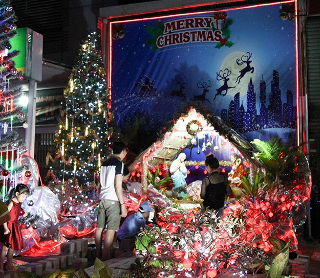 Nhiều hang đá được người dân chuẩn bị cầu kỳ, công phu để đón Giáng sinh