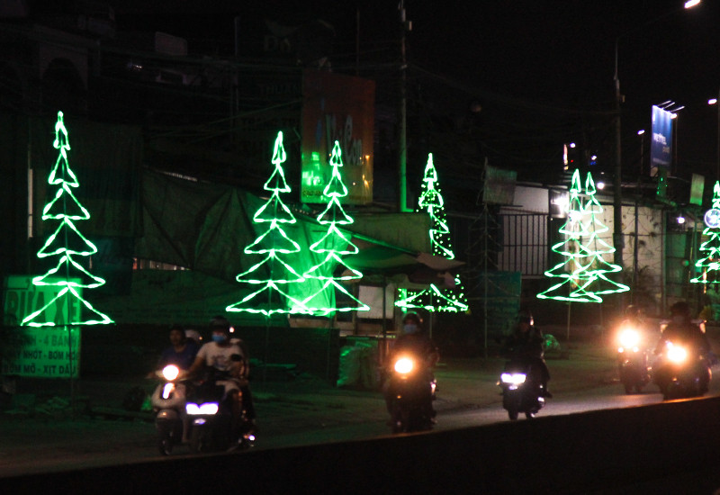Ven quốc lộ, nhiều cây thông mô hình thắp sáng cả một đoạn đường dài