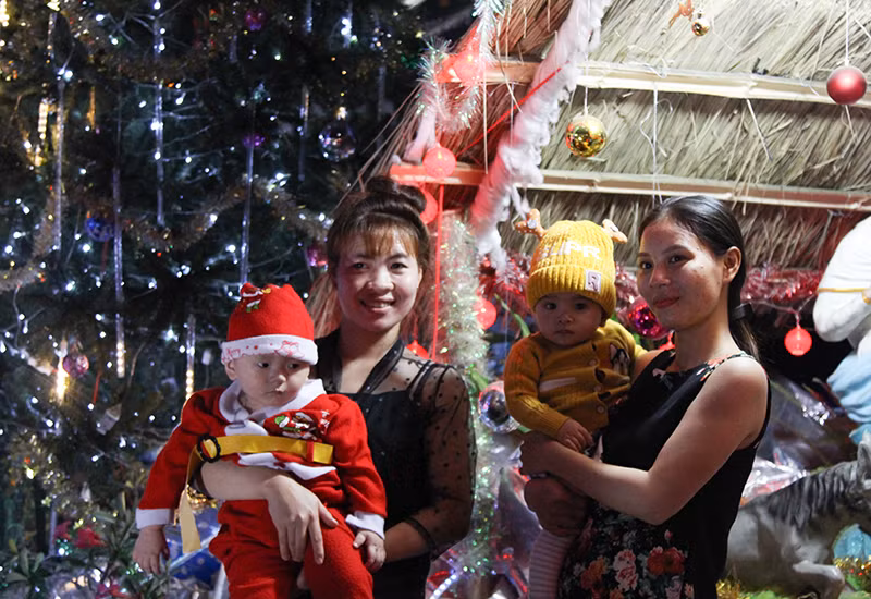 Nhiều gia đình có trẻ nhỏ đã tranh thủ cho con đi chơi Noel sớm