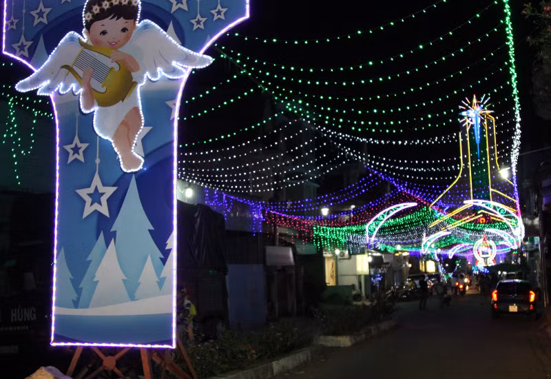 Không chỉ những con đường lớn, những con hẻm nhỏ tại các xóm đạo cũng được thắp sáng lên bởi hàng trăm dây đèn lấp lánh