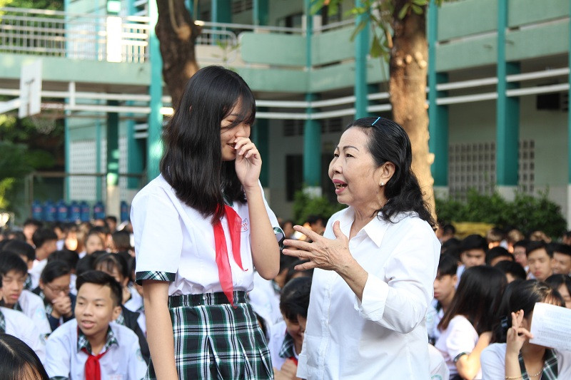 Luật sư Trần Thị Ngọc Nữ-Chi hội trưởng Chi hội luật sư-Hội Bảo vệ quyền trẻ em TP.HCM trao đổi với học sinh sau phiên tòa