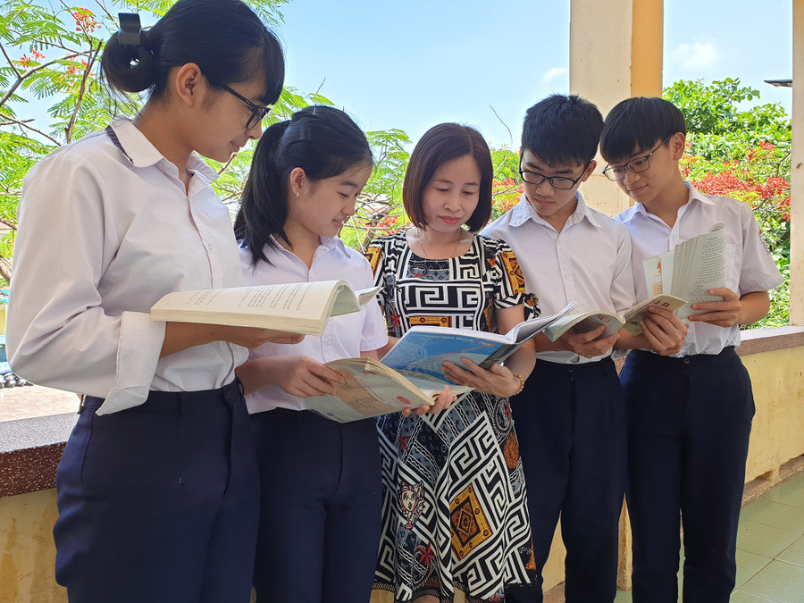 Cô giáo Cao Minh Hà cùng học trò. Cô giáo Cao Minh Hà cùng học trò.