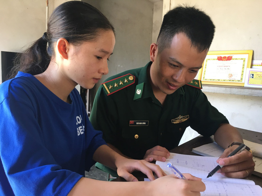 Chiến sĩ biên phòng dạy chữ cho HS có hoàn cảnh khó khăn