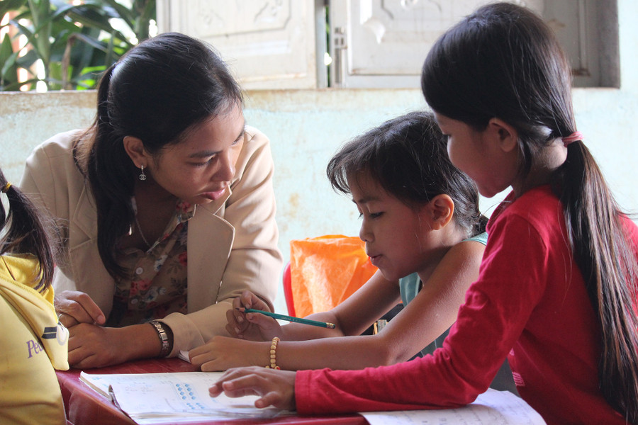 Cô Mlê mở lớp học miễn phí chỉ mong các em nên người