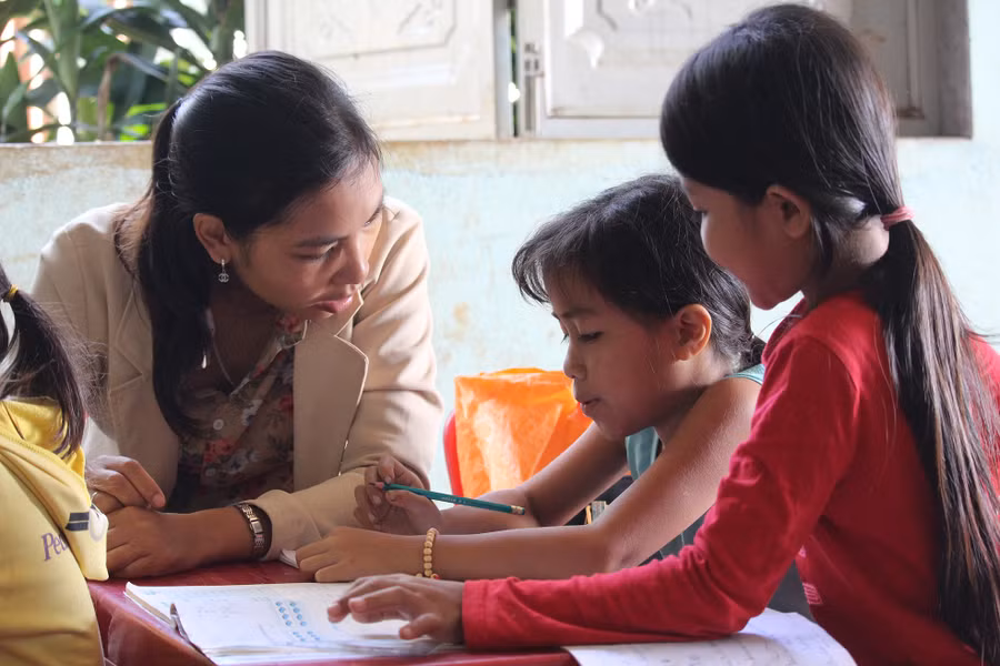 Cô Mlê mở lớp học miễn phí chỉ mong các em nên người