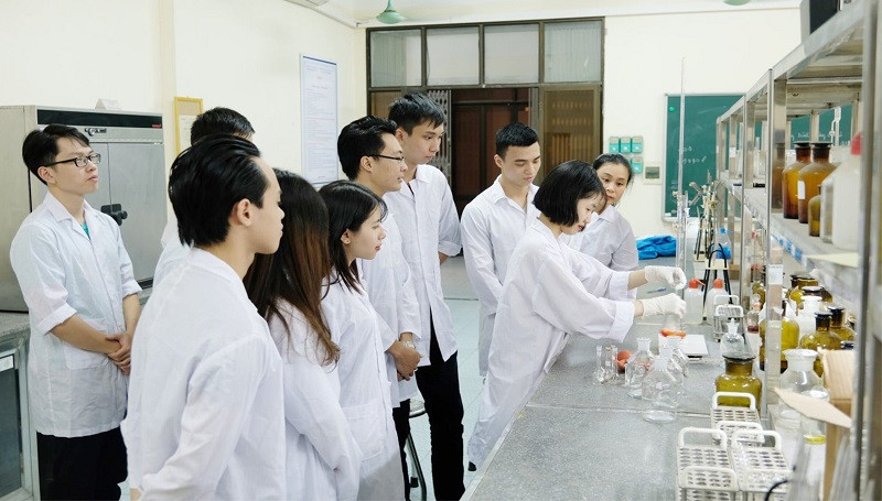 Sinh viên thực hành nghiên cứu khoa học trong Phòng thí nghiệm (Trường Đại học Giao thông Vận tải).