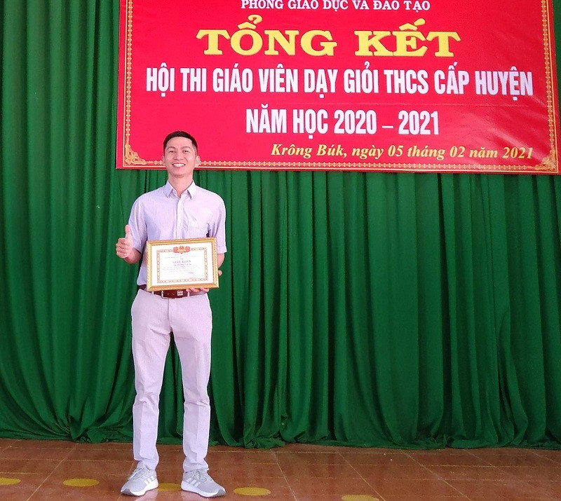 Thầy Trường được nhiều bằng khen trong công tác giảng dạy, công tác Đoàn trường và bồi dưỡng HSG. Thầy Trường được nhiều bằng khen trong công tác giảng dạy, công tác Đoàn trường và bồi dưỡng HSG.